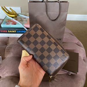 Louis Vuitton zippy wallet